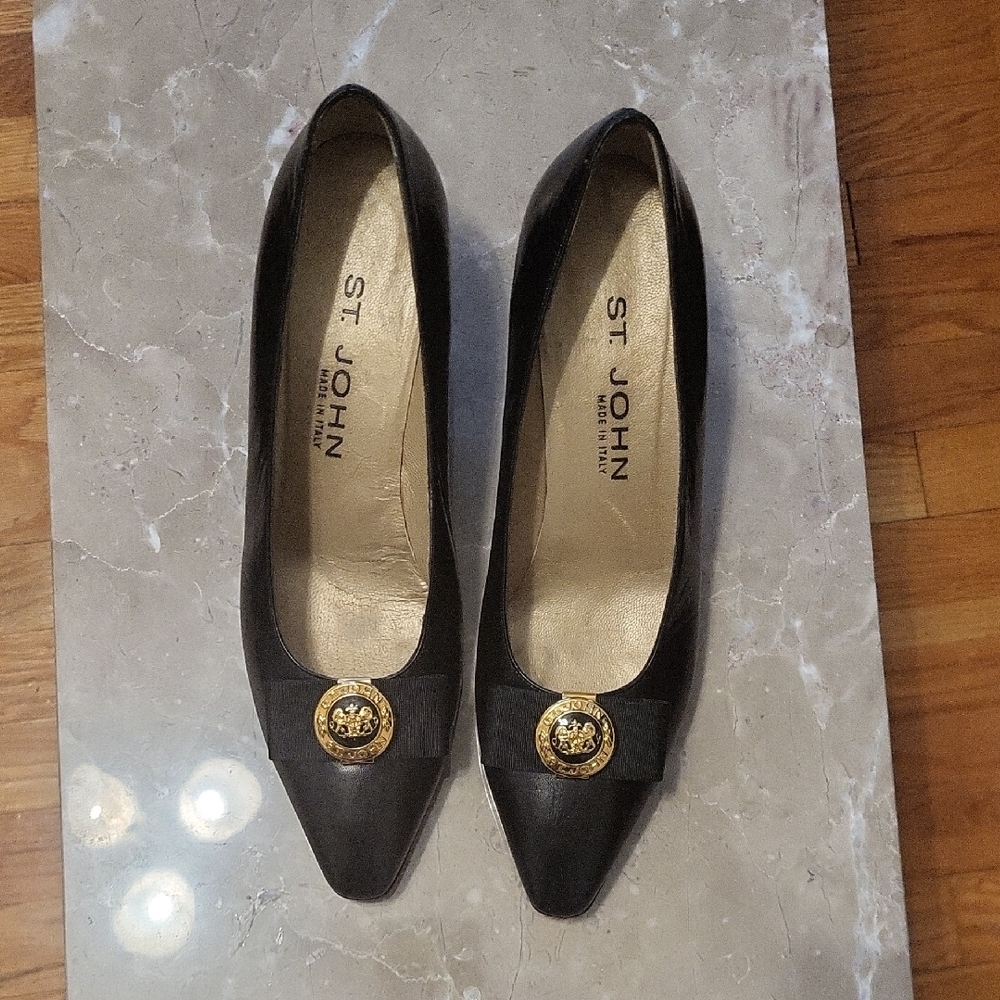 St. John Black Heels Classic Design